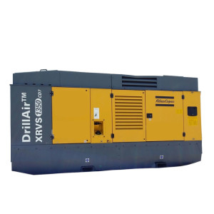 Kompresor Portable Hitam XRVS1350 429 Kw dan 975 L Tangki Diesel Kapasitas Solusi Mobile Ultimate